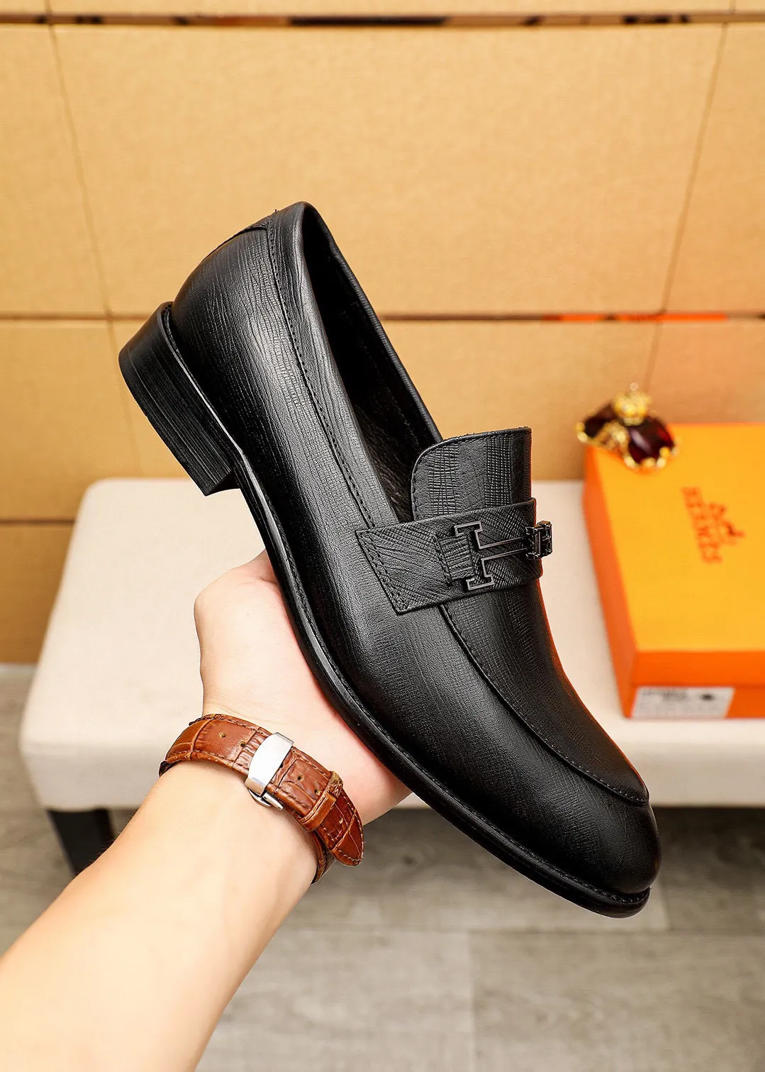Men's shoes 💰460 💐 Product trademark: HERMES "Hermès" casual leather shoes Regular size: 39-44 (38.45.46🉑️Customized) Product materials: Selected imported first-layer calfskin embossed upper + classic hardware buckle, imported water-dyed 🐂 cowhide lining. Strong three-dimensional visual effect, combined outsole Color: 1⃣️color optional